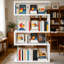 Bibliothèque ouverte moderne à 4 niveaux, présentoir géométrique blanc ultrabrillant avec panneaux latéraux en verre transparent, bibliothèque de rangement verticale autoportante pour le bureau de la chambre à coucher-131280866