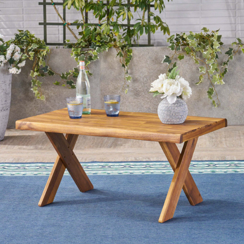 Table basse rustique en bois d'acacia au fini sablé rustique, parfaite pour la détente en plein air et les réceptions.