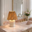 Lampe de table à intensité variable, 1 lumière, en céramique ivoire avec abat-jour à franges en raphia