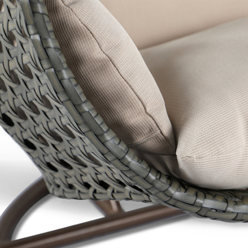 Balancelle suspendue en osier brun avec support et coussin beige