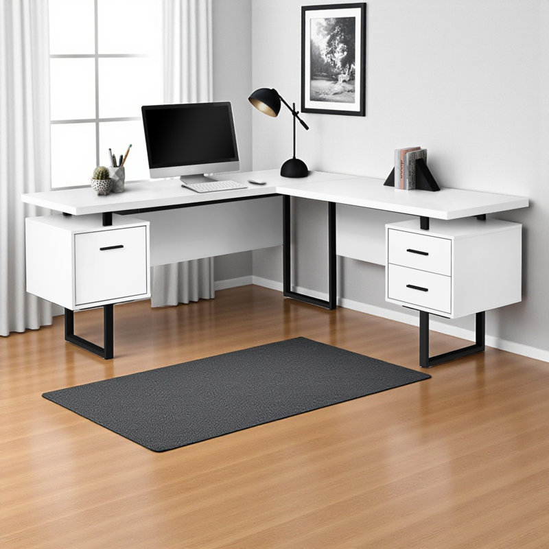 Bureau d'ordinateur moderne Carie