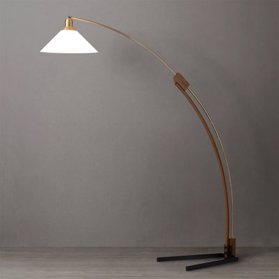 Lampe sur pied 60 po Curvature Curvature, bras en bois de noyer, finition laiton patiné, abat-jour dôme, gradateur, base en V