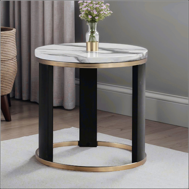 Table de bout ronde contemporaine avec plateau en marbre et anneaux dorés, avec pieds en bois et finition élégante dorée, blanche et noire