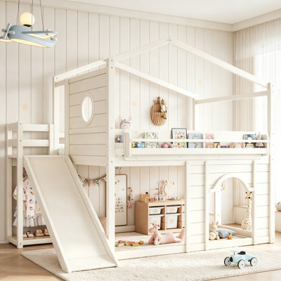 Lit mezzanine pleine grandeur avec glissade, bibliothèque et garde-robe intégrée, structure de lit mezzanine en bois avec fenêtre ronde et porte arquée, beige