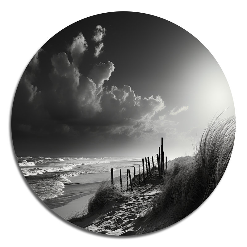 Paysage de plage noir et blanc II - art en métal rond côtier, H 23 po x l 23 po