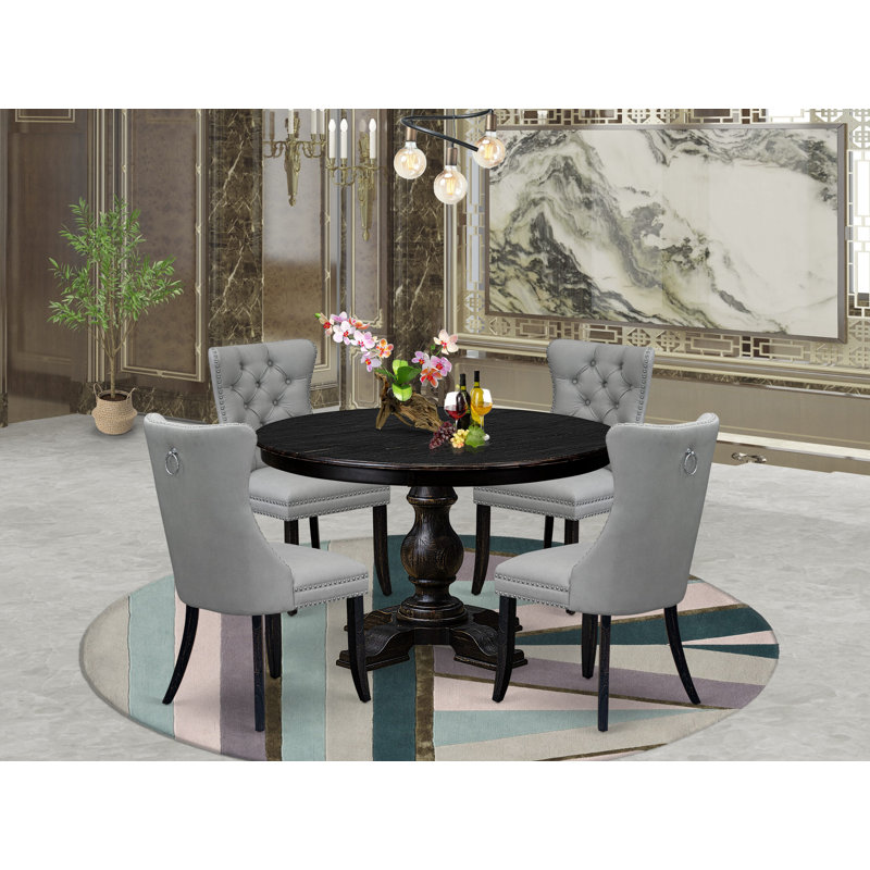 L'ensemble de table de salle à manger 5 pièces comprend une table ronde de 48 po avec piédestal et 4 chaises Parson en polyester gris clair, noir sablé
