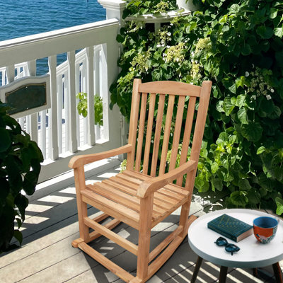 Chaise berçante d'extérieur en bois massif Cosentino