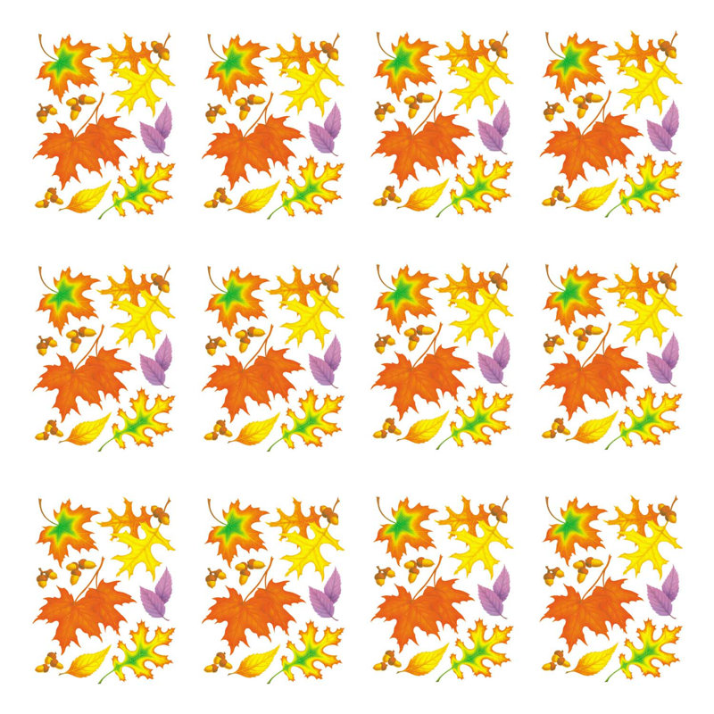 Les feuilles d'automne s'agrippent à la fenêtre