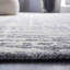 Tapis gris / ivoire touffeté à la main Brodney-1001789237