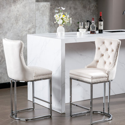 26 po. Tabourets de bar à hauteur de comptoir, 2 po. Revêtement en velours avec dossier et garniture de rivets. Base en métal chromé. Éponge + coussin à ressorts. Beige pour îlot de cuisine de 2 tabourets. Moderne et propre, facile et beige. Super