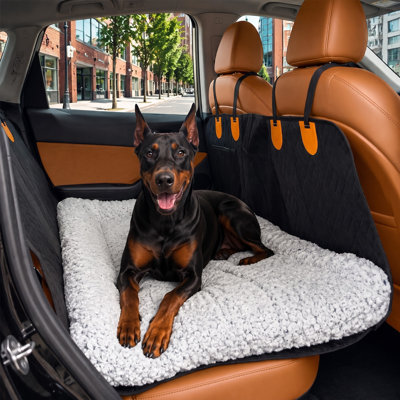 D'une épaisseur de 8,9 cm, ce tapis de voyage moelleux pour animaux de compagnie crée un couchage lavable pour la banquette arrière, doté d'un dessous antidérapant. Il mesure 137 cm x 64 cm et convient aux voitures, camions et VUS. Les rallonges de banquette arrière sont vendues séparément.