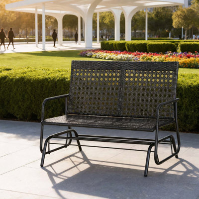 Banc de patio oscillant en osier avec structure en acier et rotin tissé à la main