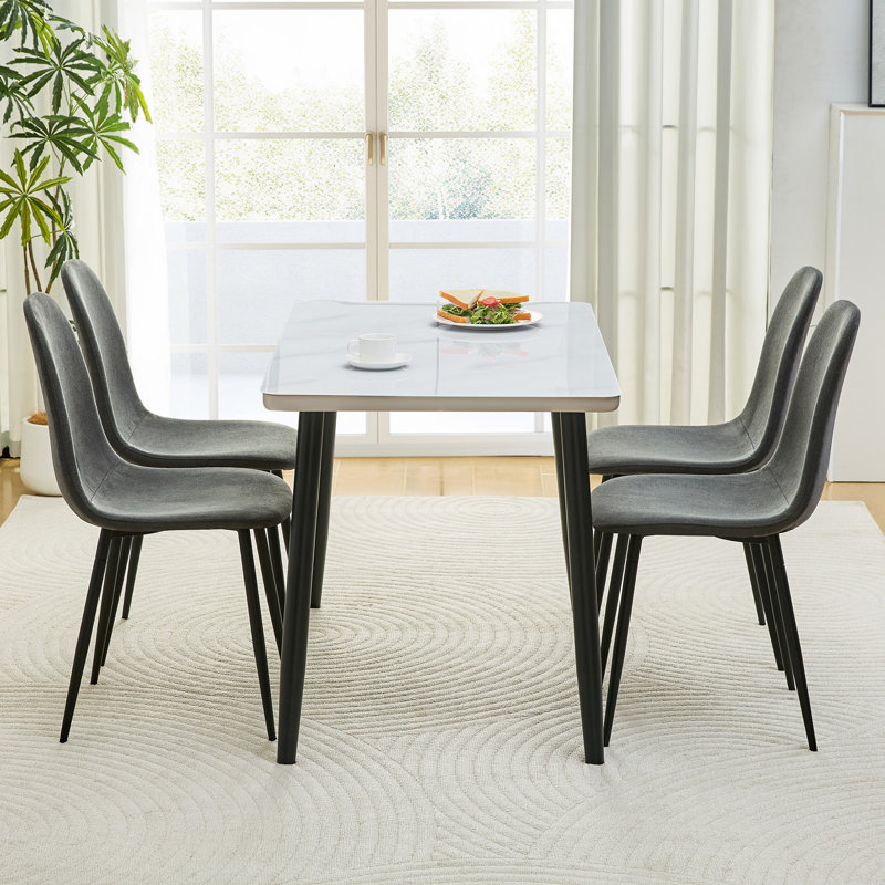 Ensemble de table et de chaises. Table à manger rectangulaire moderne, pouvant accueillir de 4 à 6 personnes. Comptoir en verre trempé blanc + panneau de fibres à densité moyenne inférieur, assorti à 4 chaises de salle à manger en lin et coton gris foncé avec pieds en métal.