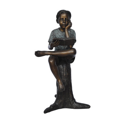 Minnie, assise sur une souche, lisant un livre - Taille: L 18 po x l 20 po x H 35 po.