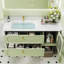 Simple armoire de salle de bain verte.
