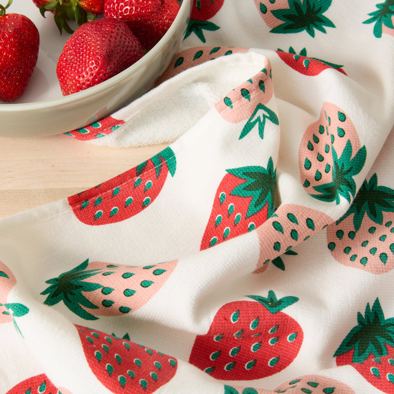 SUR LA TABLE CUISINE ESSENTIALS Ensemble de serviettes de cuisine Quirky Strawberries Fruit rose / vert / crème