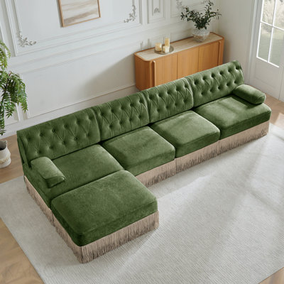 Canapé Chesterfield en L 135 po - Velours adapté aux animaux de compagnie, jupe à pampilles, accoudoirs courbés - Vert