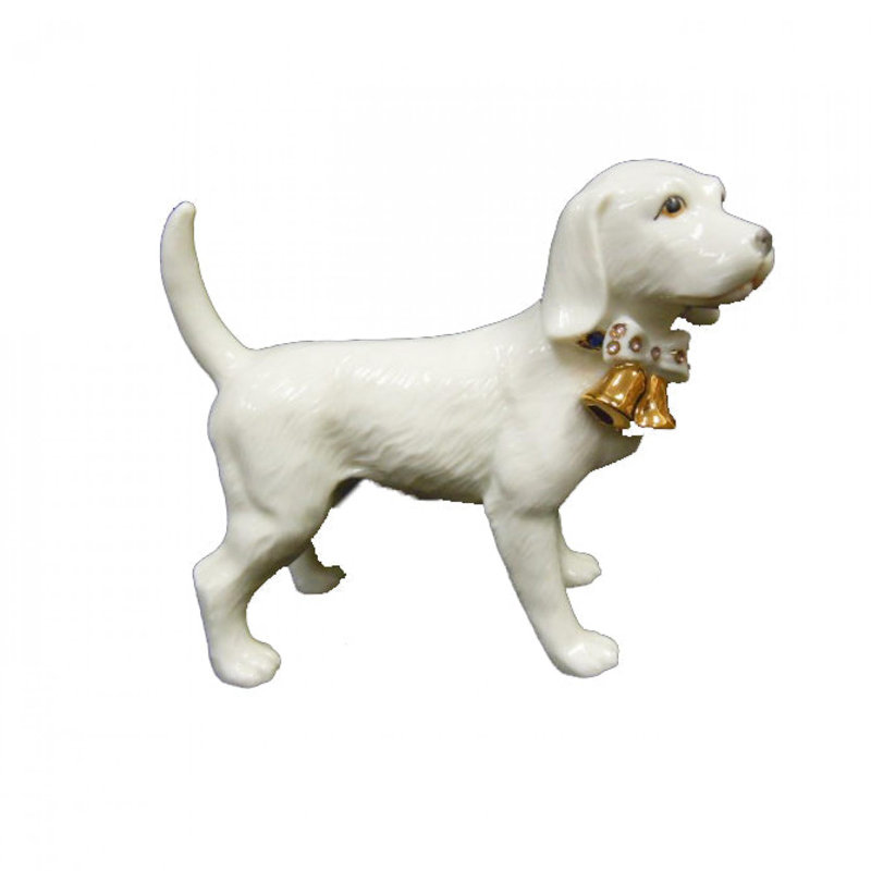 Figurine de chien portant un nœud papillon avec des clochettes