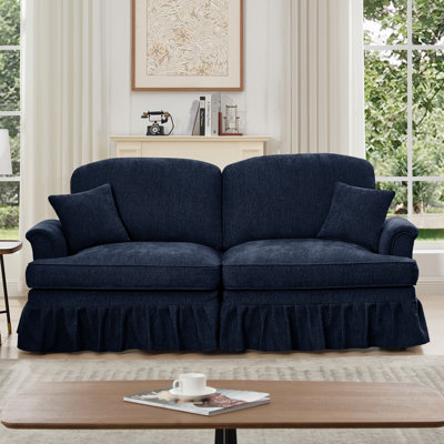 Canapé deux places en chenille bleue, accoudoirs évasés, pieds fuselés et jupe à volants amovibles. Un style de milieu de siècle élégant pour votre salon.