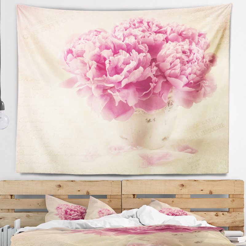 Bouquet de pivoines sur une tapisserie, H 32 po x l 39 po
