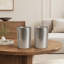 Une table d'appoint minimaliste en métal argenté au design épuré et polyvalent. Idéale comme petite table d'appoint pour ranger des objets à côté d'un canapé de salon.