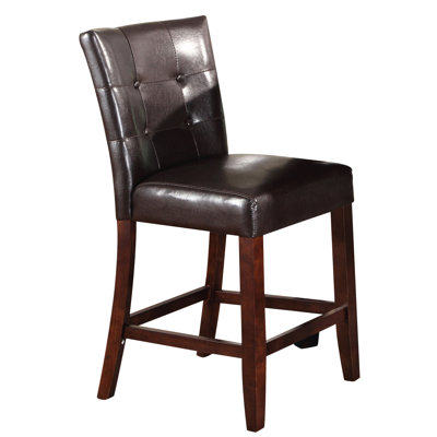 Deux chaises de salle à manger en cuir avec structure en noyer et deux chaises Alb comptoir en matériau synthétique élégant. Bois franc. Luxueux. Rembourré pour plus de confort. Pieds stables. Idéal pour les repas. 40 po de hauteur. 24 po