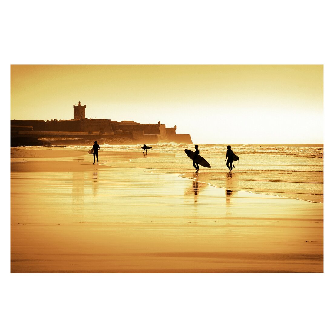 Strukturierte Fototapete Surfer am Strand bei Sonnenuntergang