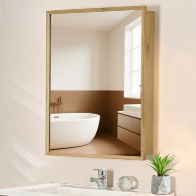 Armoire à pharmacie en bois de 24 po avec cadre biseauté et tablettes réglables à fixation murale ou encastrée pour une mise à niveau chaleureuse et élégante de la salle de bain
