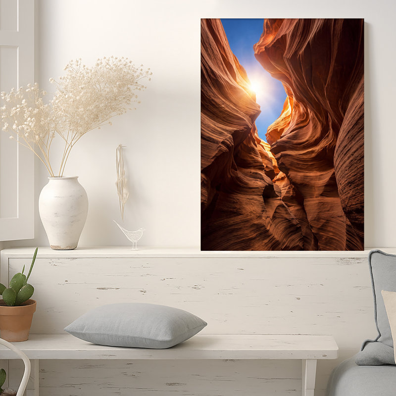 Toile orange grès rainuré avec lumière du soleil et ciel bleu, 30"H x 20"W