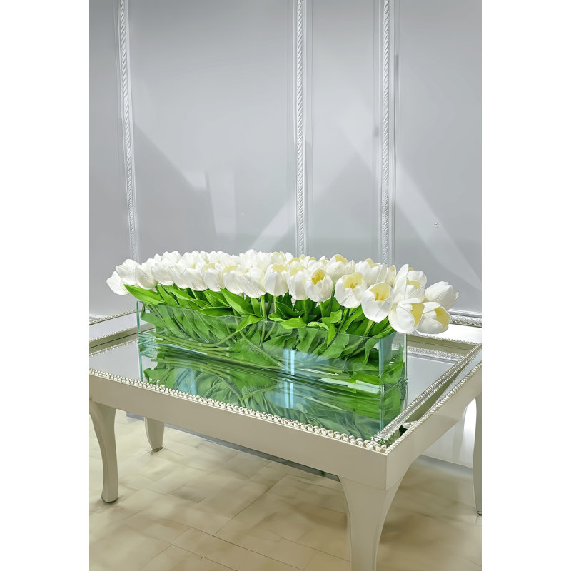 Vraie touche de tulipe dans un long vase, H 10 po x l 29 po x P 6 po