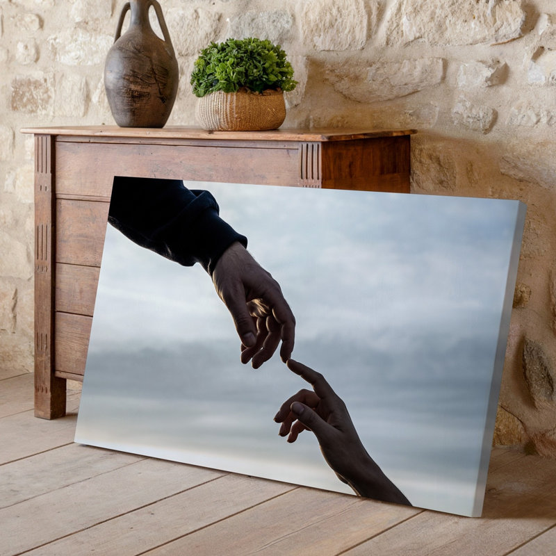 Toile, image sereine capturant deux mains se rapprochant les unes des autres, art mural contre un ciel nuageux doux, la main gauche ornée d'une toile