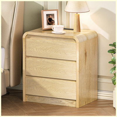 Table de chevet moderne en bois de 63,5 cm de haut avec station de recharge, 3 tiroirs et ports USB, style milieu du siècle, finition lisse naturelle.