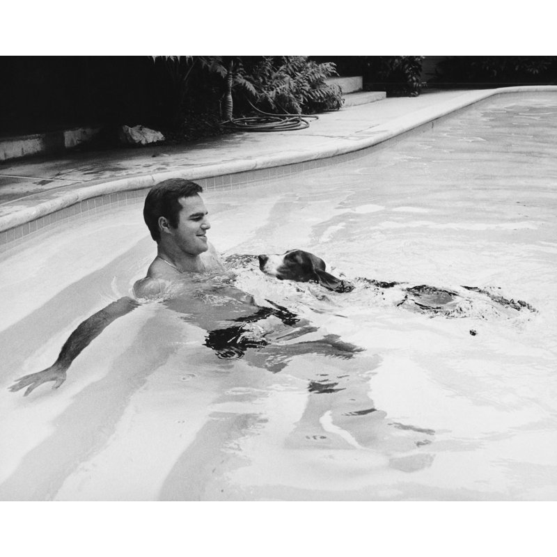 Burt Reynolds nageant avec son basset hound - photographie non encadrée, L 10 po x H 8 po