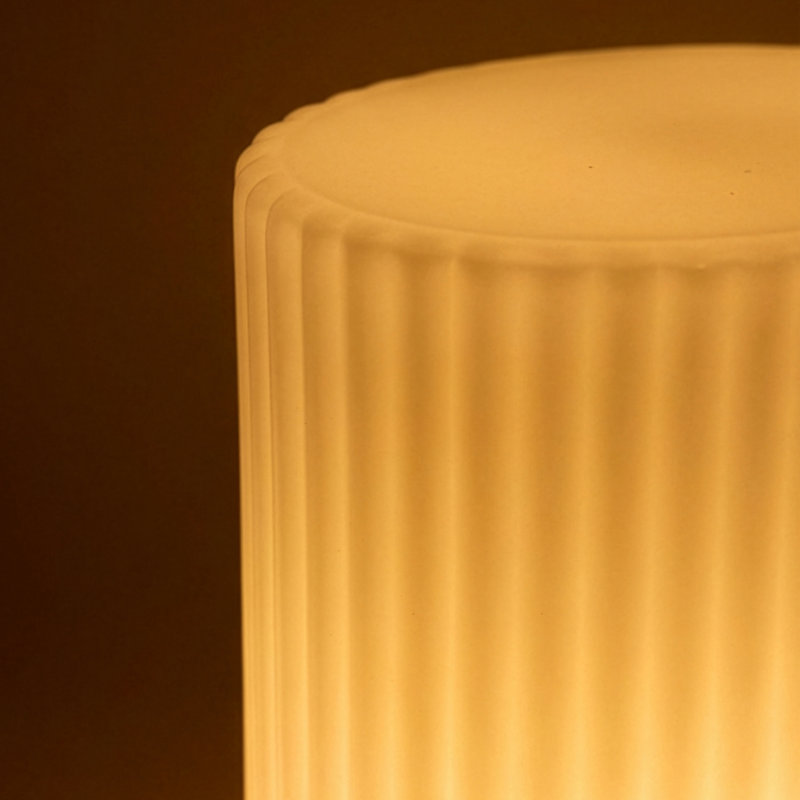Lampe de table à DEL en verre mat 7 po avec base ovale et intensité variable Lumi