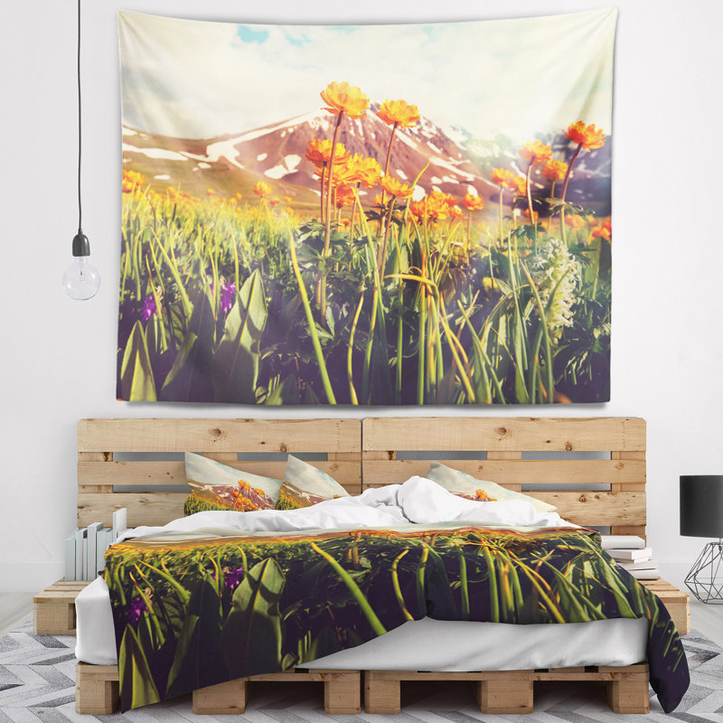 Fantastique fleur jaune dans une prairie tapisserie, H 32 po x l 39 po