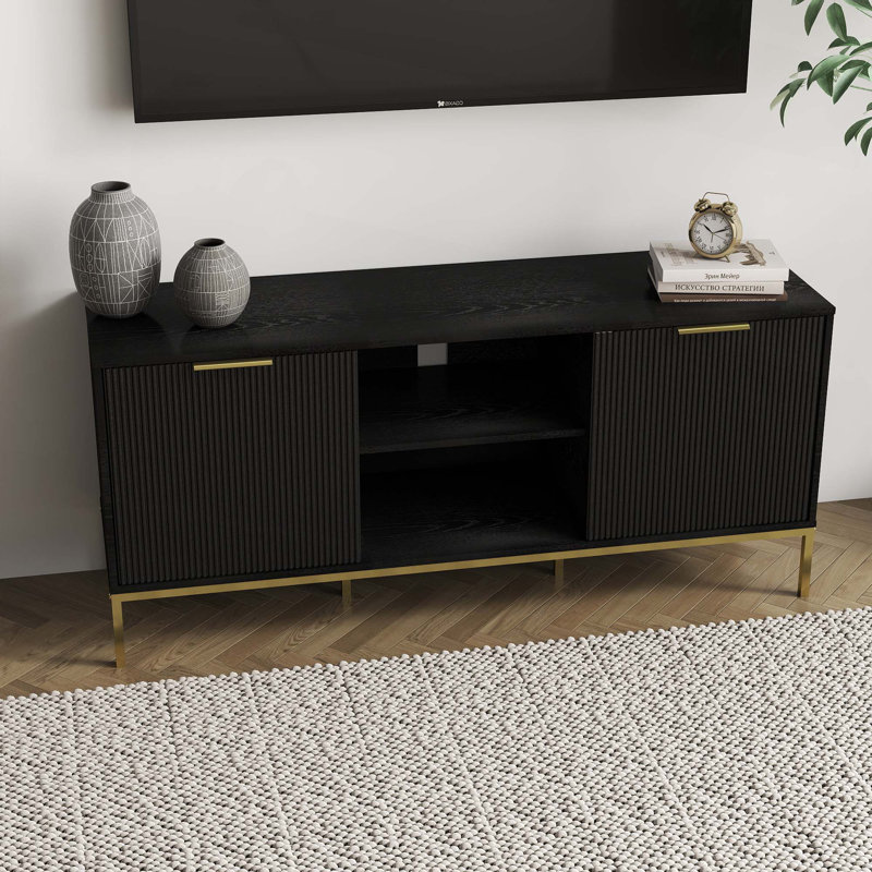Meuble télé moderne avec portes ondulées, pieds et poignées dorés, charnières à fermeture en douceur, tablette ouverte et tablette réglable
