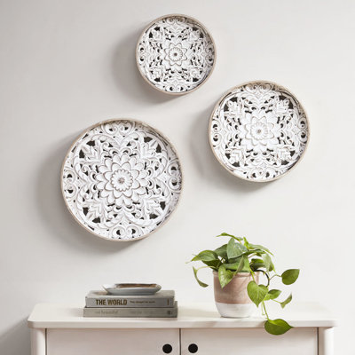 3 art mural floral blanc délavé - médaillon en bois, cadre naturel, 13,75 po, 11,75 po, 9,75 po, utilisation intérieure, charmant décor, trio de médaillon en forme de crochet en dents de scie, bois, naturel et blanc, intérieur, rétro
