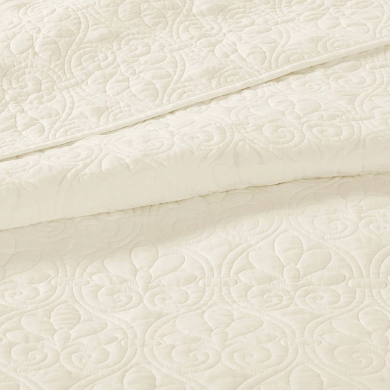 Courtepointe réversible double / grand crème. Profitez d'une bonne nuit de sommeil en été et en hiver. Rembourrage en coton prélavé. Comprend deux taies décoratives avec courtepointe. Literie lavable à la machine crème double / grand.