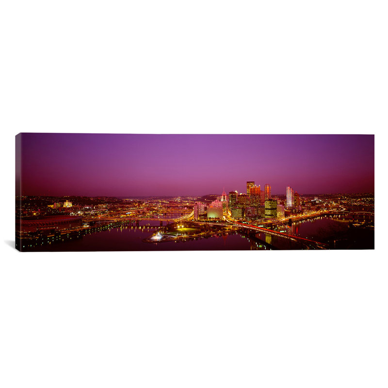 Vue en plongée de bâtiments illuminés la nuit, Three Rivers Stadium, Pittsburgh, Pennsylvanie, États-Unis par Panoramic Images - Impression sur toile tendue sur châssis tendu