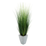 Herbe de feuillage artificiel dans un pot de fleurs
