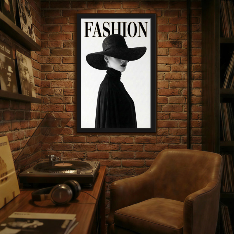 Mannequin en chapeau noir et cape, H 18 po x l 12 po