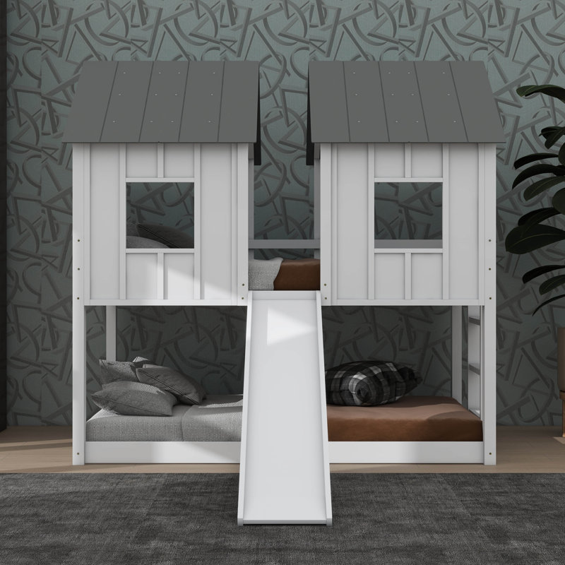 Lit superposé simple au-dessus d'un lit simple de style maison avec glissade et fenêtre