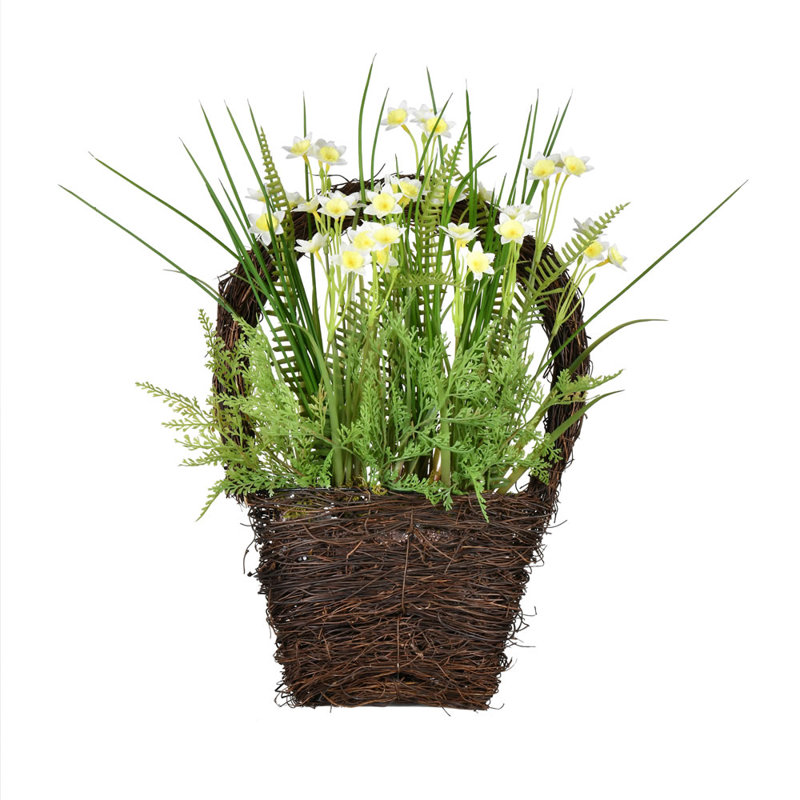 Arrangement floral dans un panier jonquille