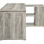 Bureau d'ordinateur en forme de L, style bois flotté gris, élégant et rustique, avec cinq zones de rangement et des étagères aux tons patinés.