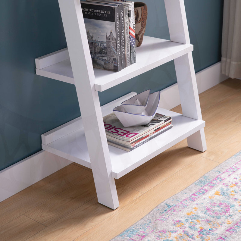 Échelle de bibliothèque avec cinq tablettes multi-profondeur et support mural moulé au dos, parfait pour un rangement élégant