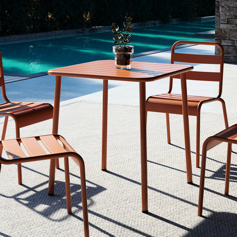 Table carrée d'extérieur rouge de Sera pour quotidien d'intérieur et de café, imperméable, de forme classique, plus flexible, salle à manger de 27,98 po de largeur pour loisirs, peinture renforcée, facile à nettoyer, taille X