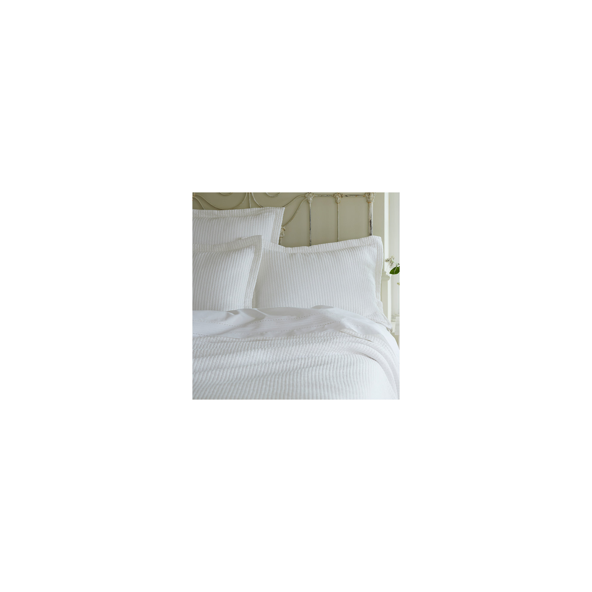 Tildra Coverlet / Bedspread, White, Twin