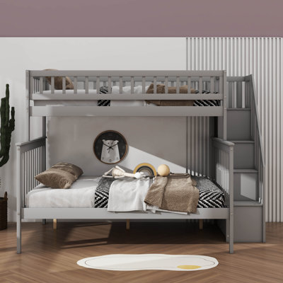 Lit simple superposé au dessus d'un lit double avec tablettes de rangement intégrées échelle et garde-corps