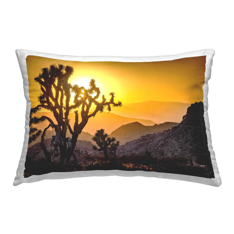 Coussin décoratif imprimé "Glowing Desert Sunset" par Murray Bolesta