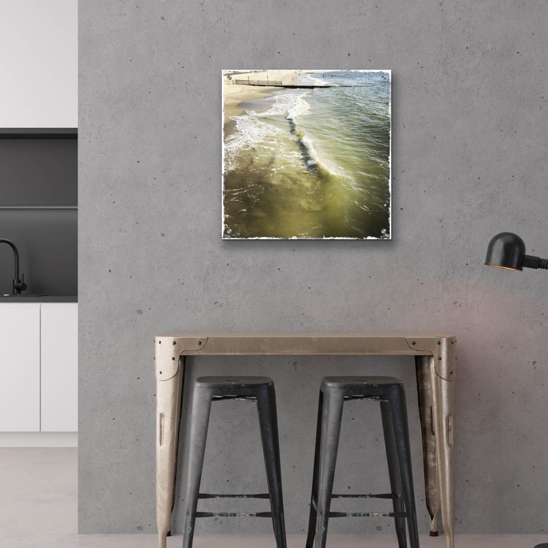  «Buckroe Beach 1» par Alicia Ludwig, art mural en verre acrylique, 24 po x 24 po